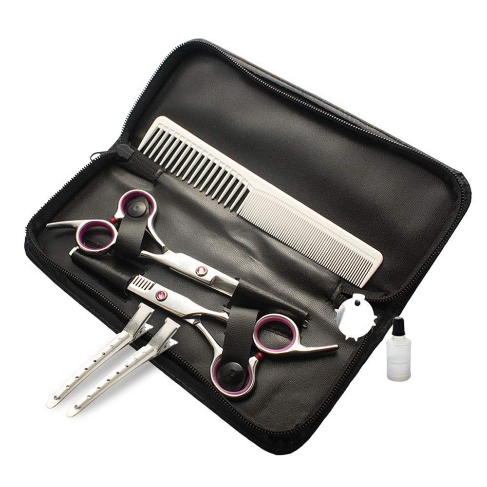 Un Ragazzo In Un Barbiere Per Bambini. Taglio Di Capelli Di Un Bambino In Un Moderno Parrucchiere Per Bambini Foto Stock