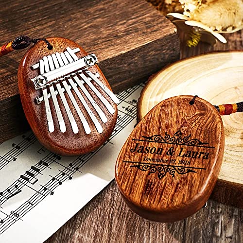 Kalimba Portable Mini Piano à Pouce Personnalisé à 8 Touches avec Votre Nom, Facile à Apprendre Marimba Instrument de… - Les Beatles, Paul McCartney, John Lennon, RIngo Starr, George Harrison Kalimba Portable Mini Piano à Pouce Personnalisé à 8 Touches avec Votre Nom, Facile à Apprendre Marimba Instrument de…