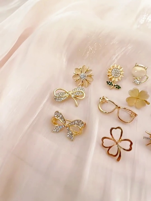 Petit ensemble fantaisie composé d'une broche en métal argenté à décor