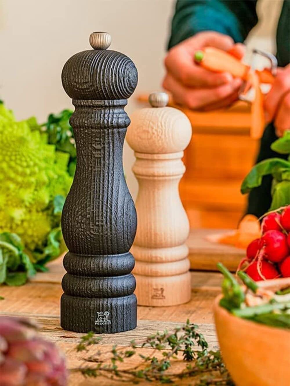 PEUGEOT - Pfeffermühle Paris Nature Black 30 cm - Klassische Mahlgradeinstellung - Aus recyceltem Holz mit PEFC-Siegel - Französisches Know-howreich - Schwarz