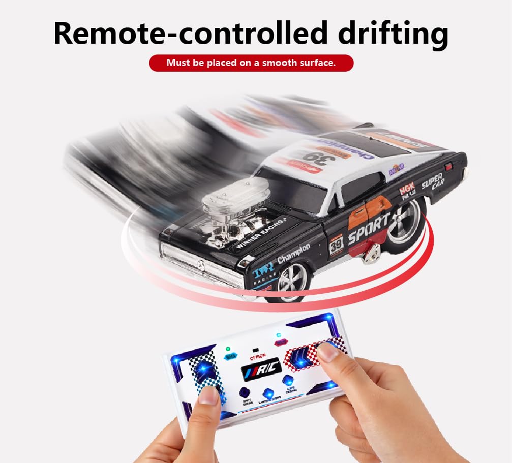 funnykid Mini Auto RC 1:64 – Auto Drift Telecomandata in Lega, 3 Velocità, Portata 30 m, Ricaricabile USB Type-C, Modulo 2.4GHz, Giochi con Coni – Regalo per Bambini Maschi e Femmine 6+