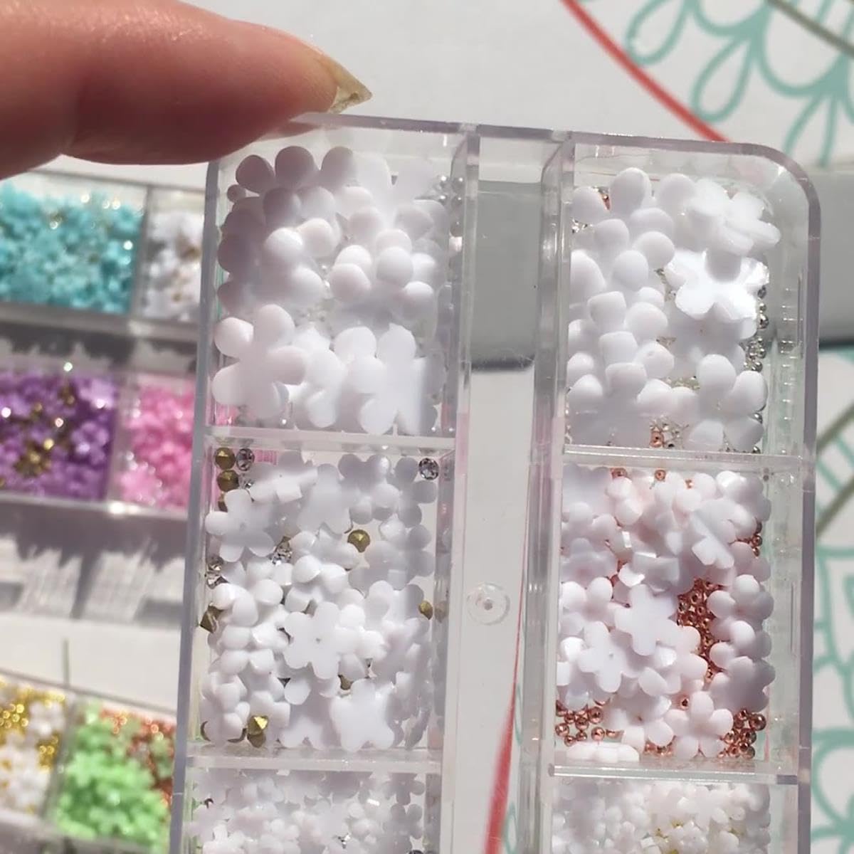 Bunte 3D-Blumen-Nagelanhänger – 2 Boxen, 12 Fächer Mit Blumen (3/6/9 Mm) & Goldfarbenen Kaviar-Perlen, Harz-Material, Für DIY-Nageldesign