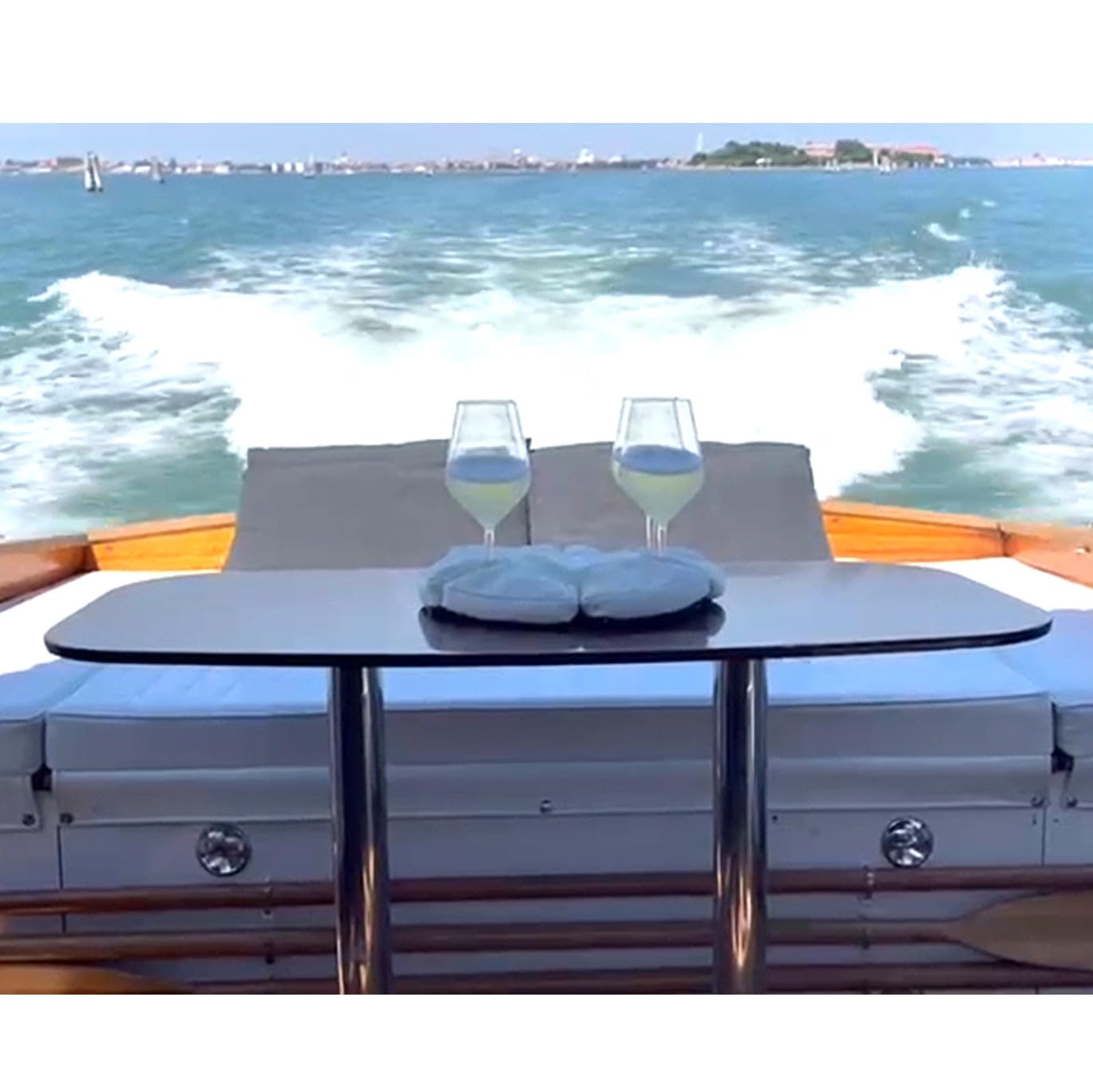 Glass Anchor: el lindo soporte para copas de vino para paseos en bote, picnics y campamentos. Cuero gris. Espacio para 6 vasos. No se necesitan fijaciones. ¡Detén los derrames!