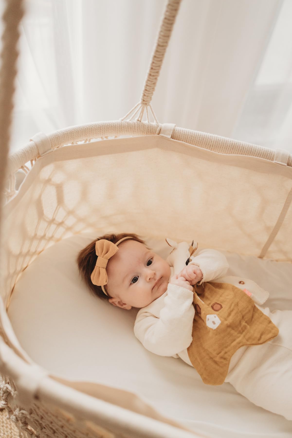 kikadu Hängewiege, Handgeknüpfte Makramee-Babywiege mit 100% GOTS Bio-Baumwoll Inlet, 82 x 46 x 32 cm, Sicht- & Zugschutz, sanft schaukelnd & beruhigend, bis ca. 5 – 6 Monate