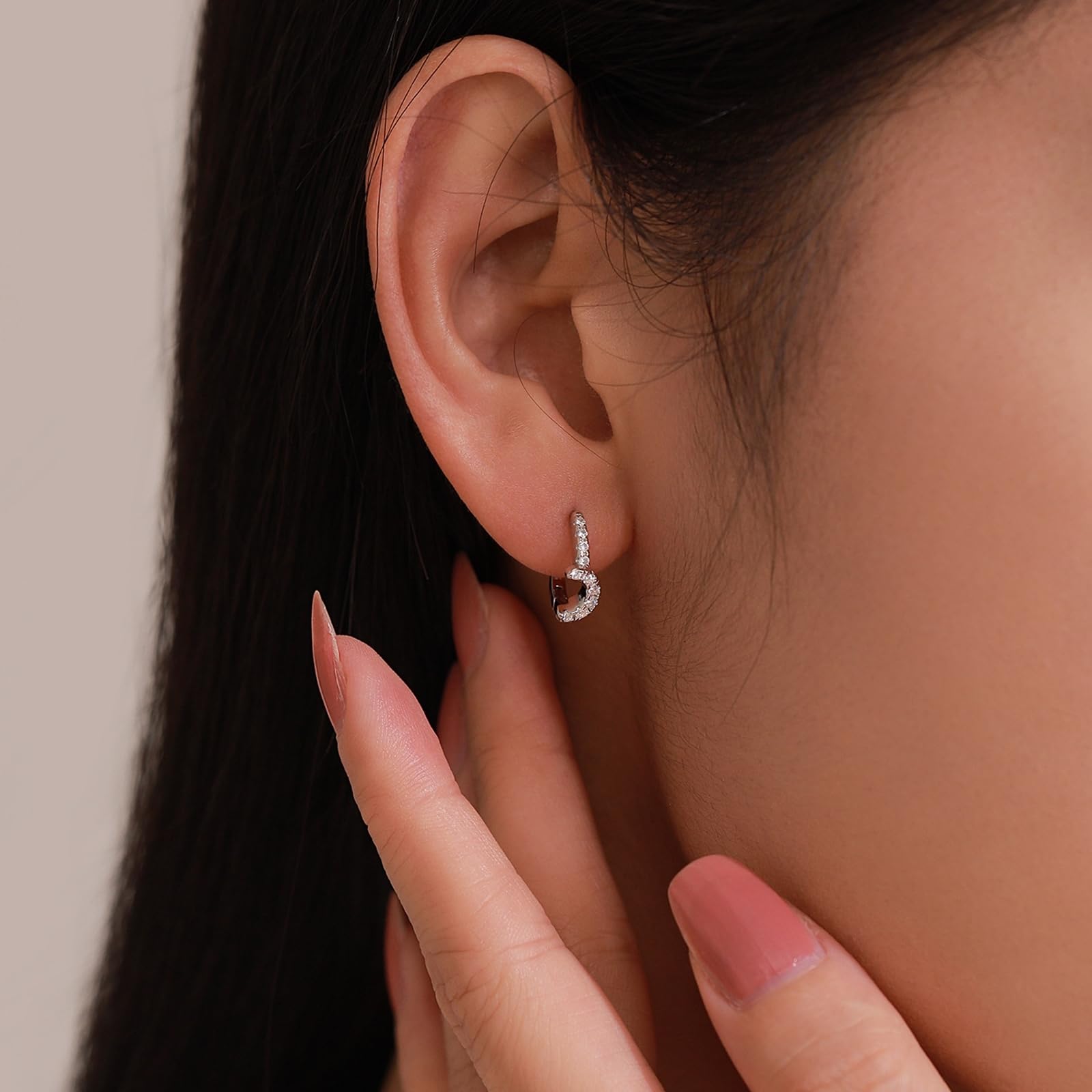 Wycian Pendientes apilables dorados para mujer con moissanita blanca, aretes de aro dorados con luna creciente