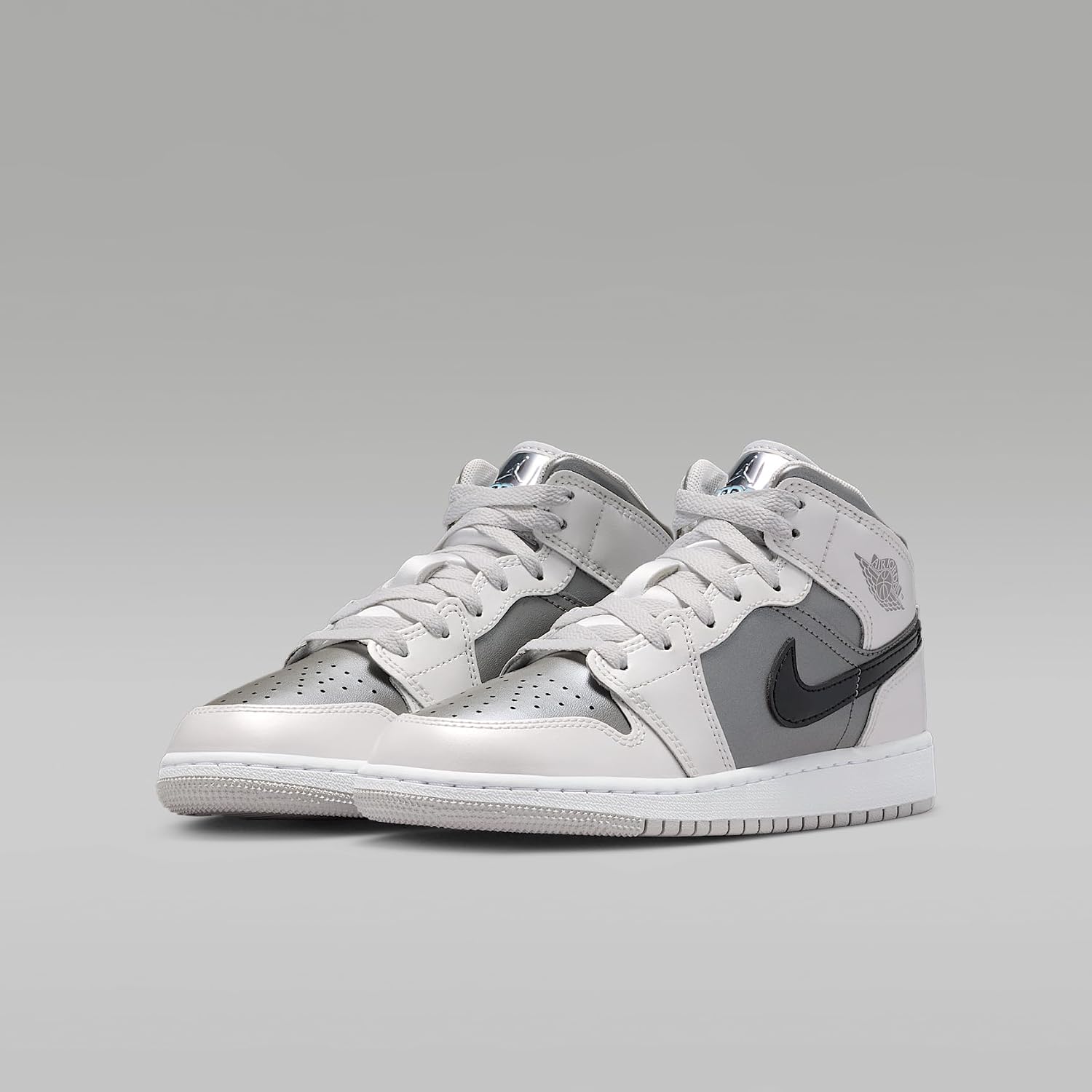 Air Jordan 1 Mid SE Big Kids' Shoes (Photon Dust/Flat Pewter/Black/Blue Chill)