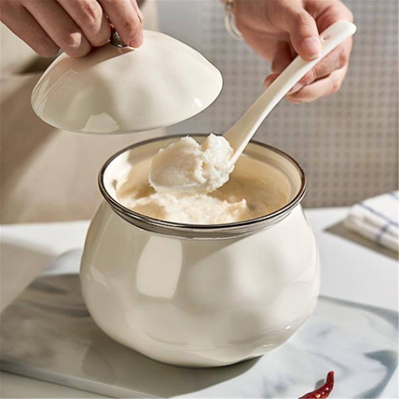Pentola per Salsa di Soia in Ceramica da Cucina Barattolo di strutto in ceramica olio peperoncino for uso domestico con barattolo condimento coperchio per Uso Cucina(bianca)