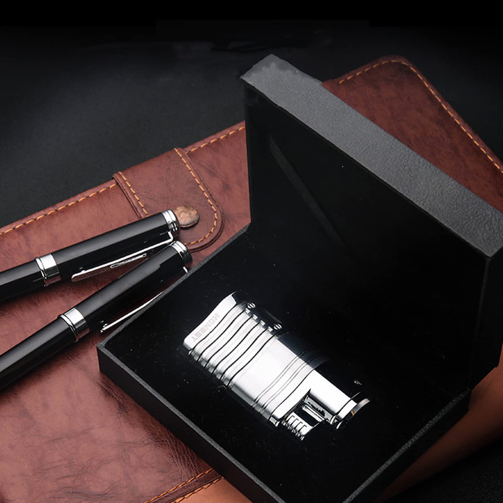 Briquet Torche en Métal Briquet Au Butane Rechargeable 4 Jet Flamme Gaz Cigarette Coupe-Vent Portable Briquet avec Poinçon Cigare Accessoires Fumeurs