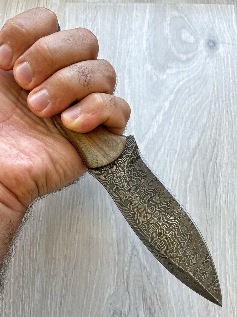 Fixed Blade Hunting Carry Messer Damascus Steel Blade Bushcraft Knife, Scout Knives with Lederscheide Rosenholz Handle Strong Grip, Tracker Knives for Hunting, Outdoor Camping Damaststahl Jagdmesser.