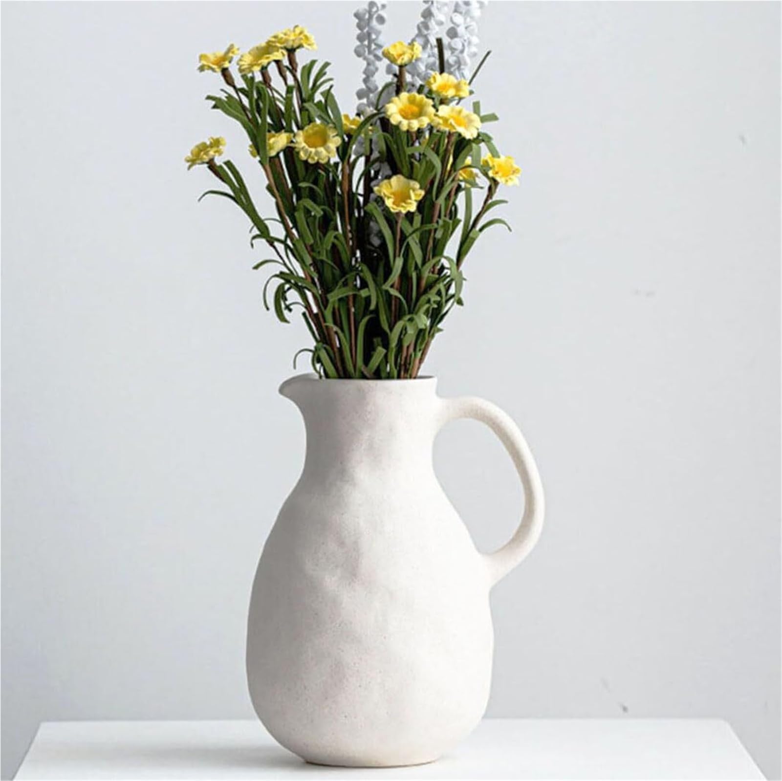 Vase en céramique blanche style pichet à poignée pour décoration de table de ferme moderne