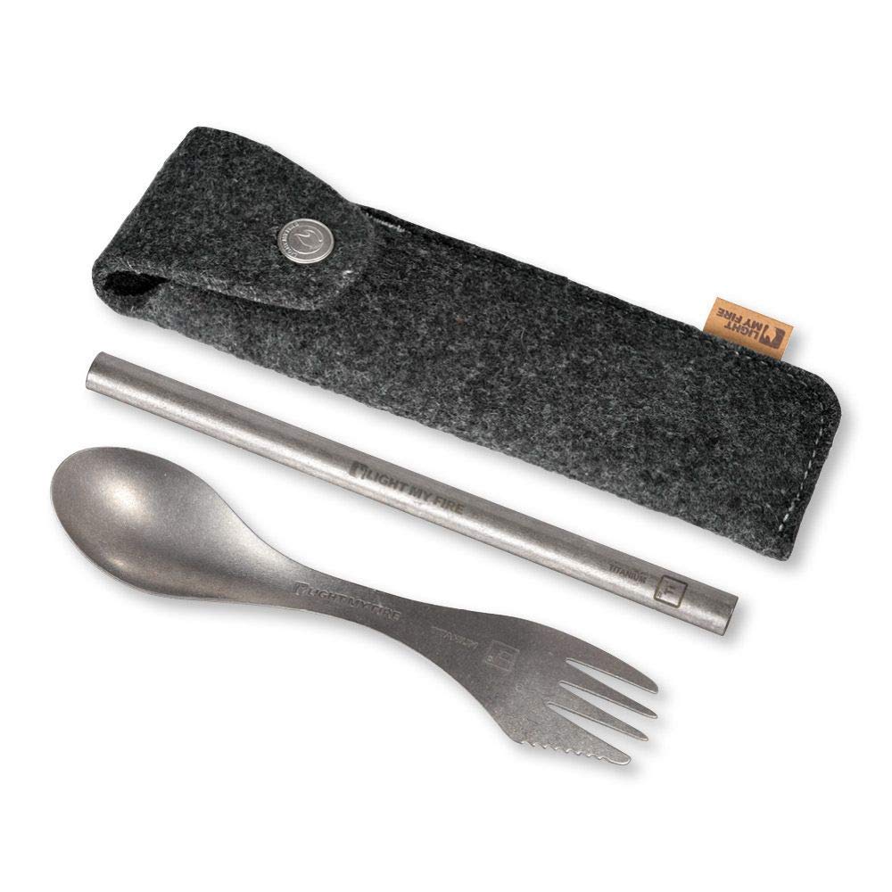 Light My Fire Cubierto Camping - Spork Titanium + Pajita Reutilizable + Estuche - 3 en 1 Cuchara Tenedor Cuchillo - Set para Llevar Acampada Lonchera