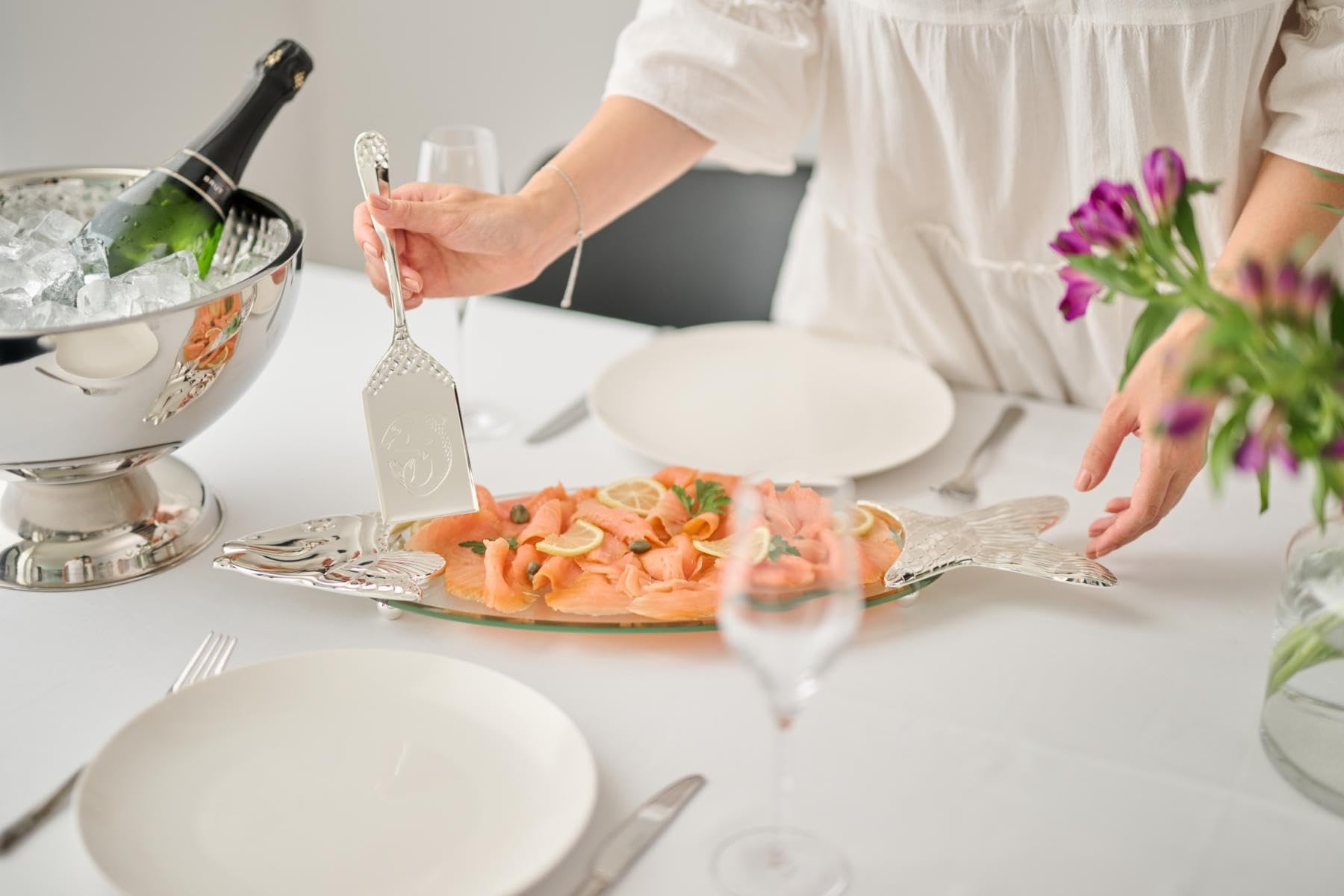 EDZARD Talerz na ryby Salmon (L 58 cm) z podnośnikiem, szkło, elementy metalowe posrebrzane i zabezpieczone przed matowieniem - talerz, taca, półmisek do serwowania ryb - naczynia, zestaw talerzy do