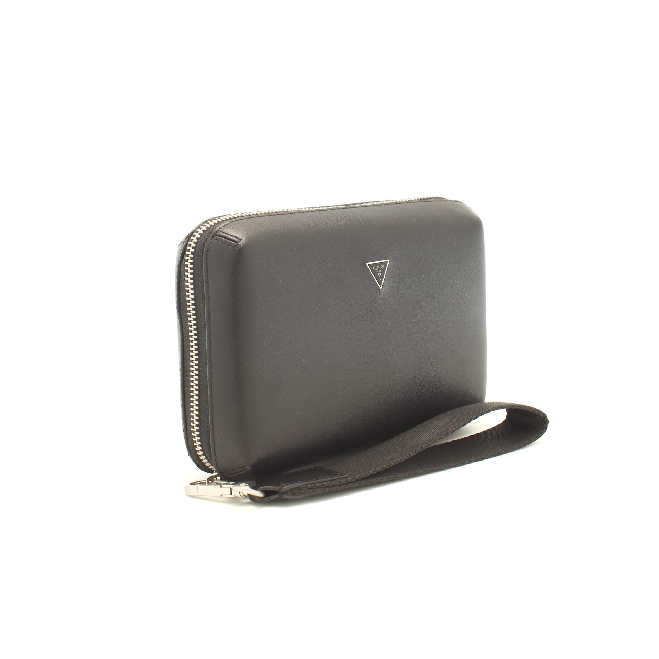 Guess El bolso de mano Guess de piel sintética para hombre es elegante y práctico. Con cierre de cremallera, garantiza seguridad para tus objetos personales, mientras que la correa de muñeca ofrece