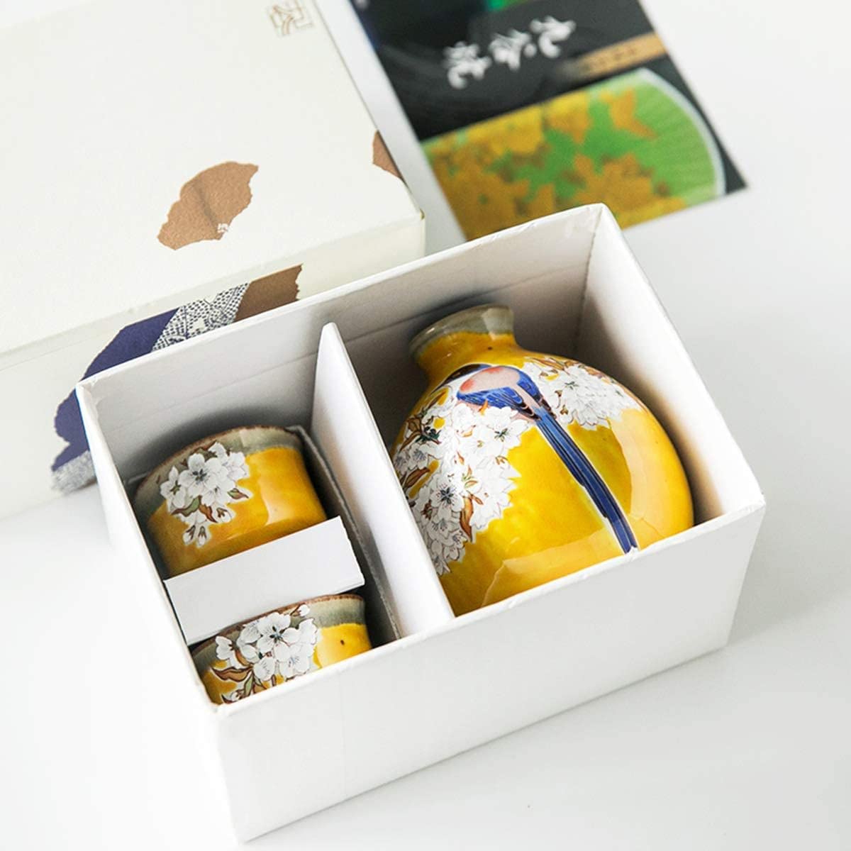 Set Regalo Giapponese da 3 Pezzi per Il Vino, con Decorazioni in Ceramica a Forma di cinciallegra in Fiore di ciliegio e Smalto Giallo Intenso. Include 1 Bottiglia da sakè e 2 Tazze da sakè.