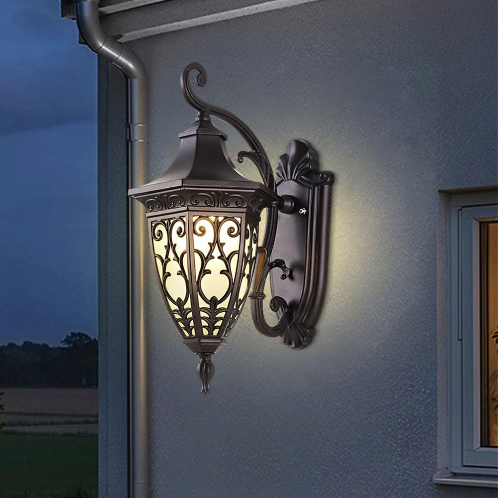 Lampe extérieure noire étanche pour illuminer un couloir de nuit