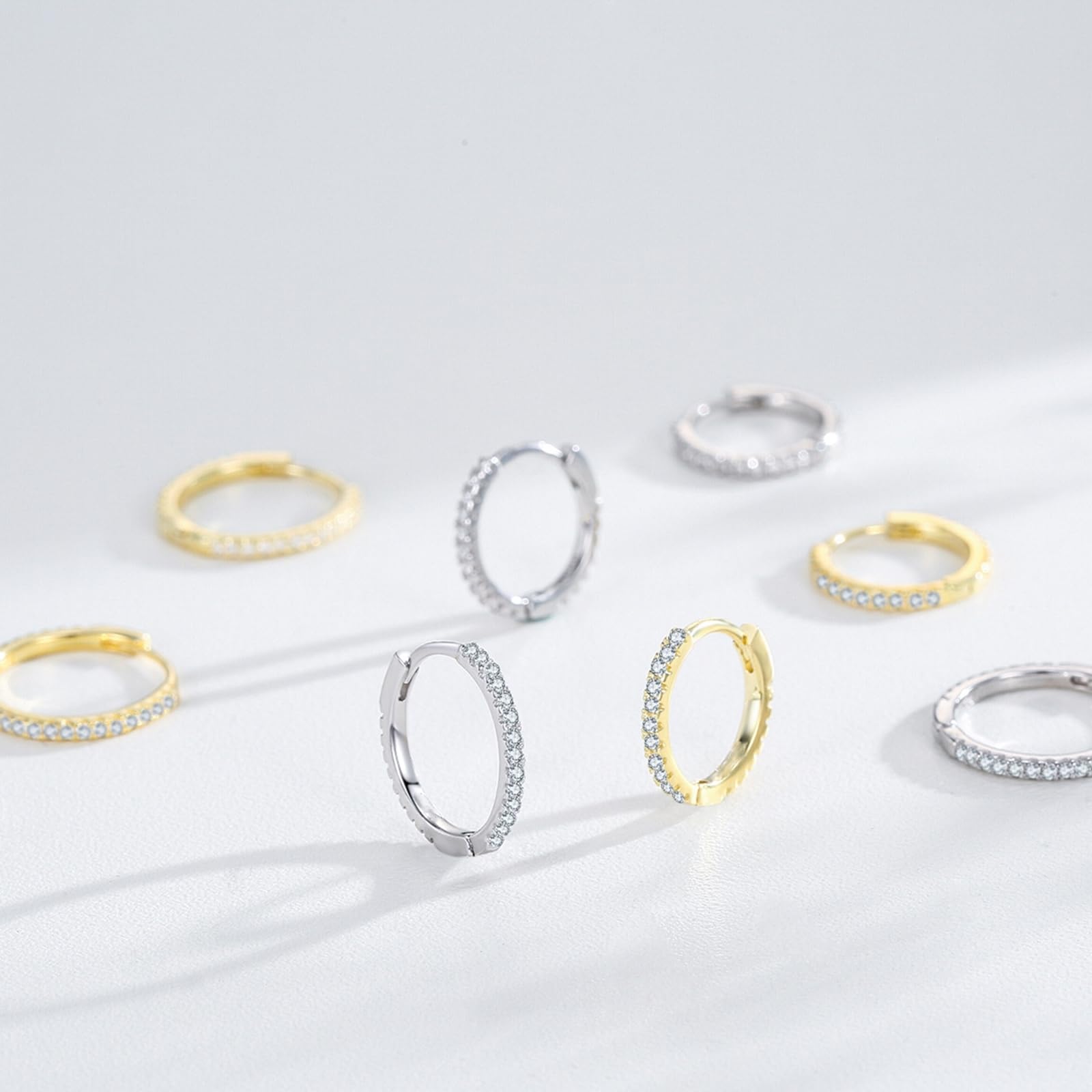 Wycian Orecchini a cerchio piccoli da donna con diamanti bianchi, semplici ed eterni, in vero oro