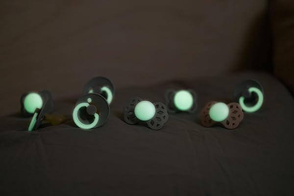 Tétine BIBS Colour Glow. Lot de 2 sucettes. Brillent dans le noir. Sans bisphénol A, Téterelle ronde. Latex de caoutchouc naturel. 6+ Mois (Lot de 2), Sage NIGHT/Cloud NIGHT - 5