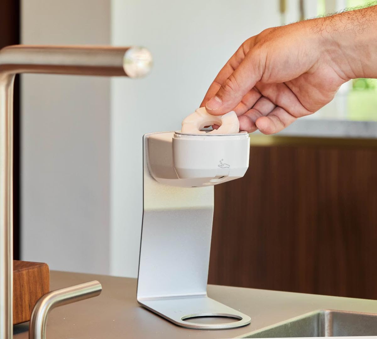 Nachhaltiger Automatische Seifenspender – Pflegende Naturseife – Wandmontage – geeignet für Küche, WC und Badezimmer – Vegan & Plastikfrei - Lesseau Komplettset mit 2 Seifen und Wandhalterung