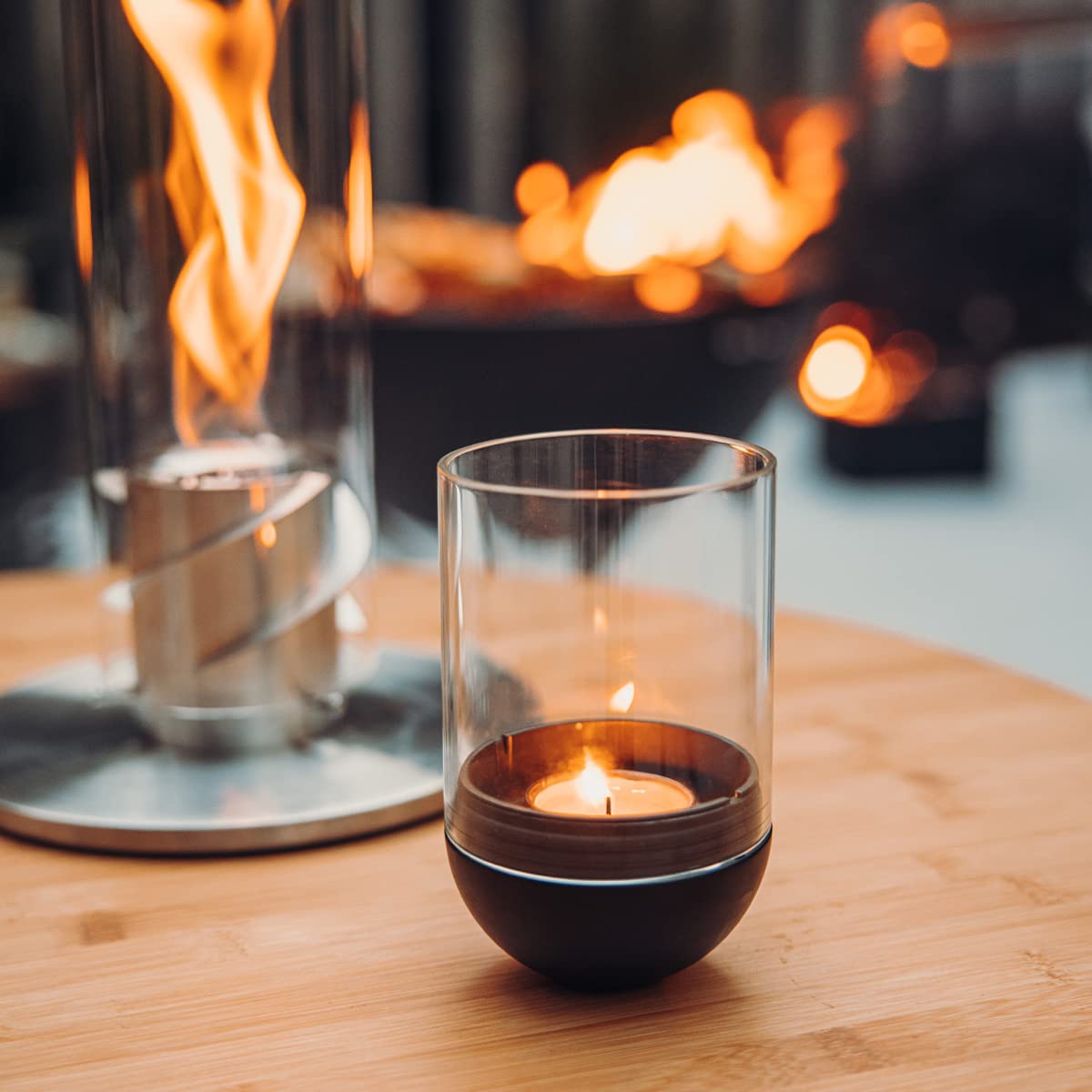 höfats - Gravity Candle schwarz - Windlicht und Teelichthalter - inteligenter Kerzenhalter hält Kerze waagerecht - bequemes Anzünden und integrierte Löschfunktion