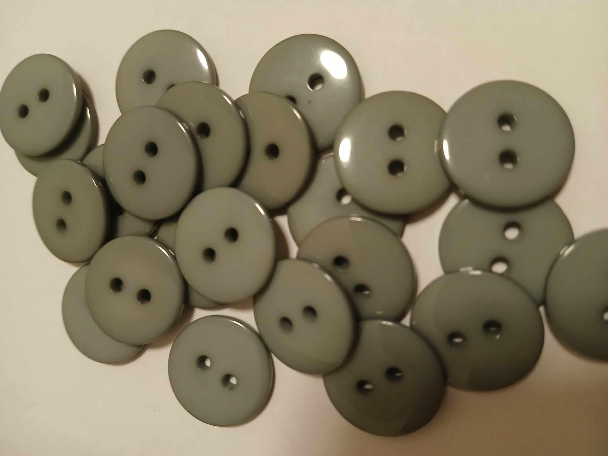 200 Grey Plain Round 18mm Resin Sewing Buttons for Knitting, Arts, Crafts and Clothes