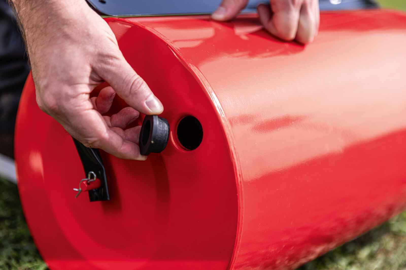 Scheppach Rasenwalze HGW46 mit 57cm Breite und 32cm Durchmesser Gartenwalze Bodenwalze Handwalze Walze | befüllbar mit 46 Liter Wasser oder 72kg Sand | robuste Stahlkonstruktion | 8,4kg | rot