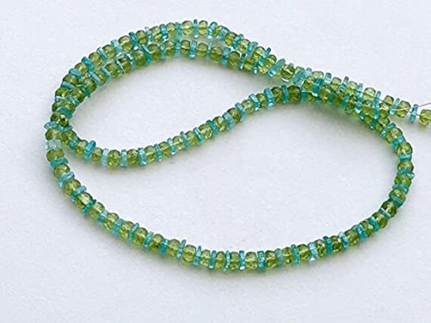 Collier en péridot naturel et apatite néon avec des perles facettées de 5mm pour un éclat de luxe