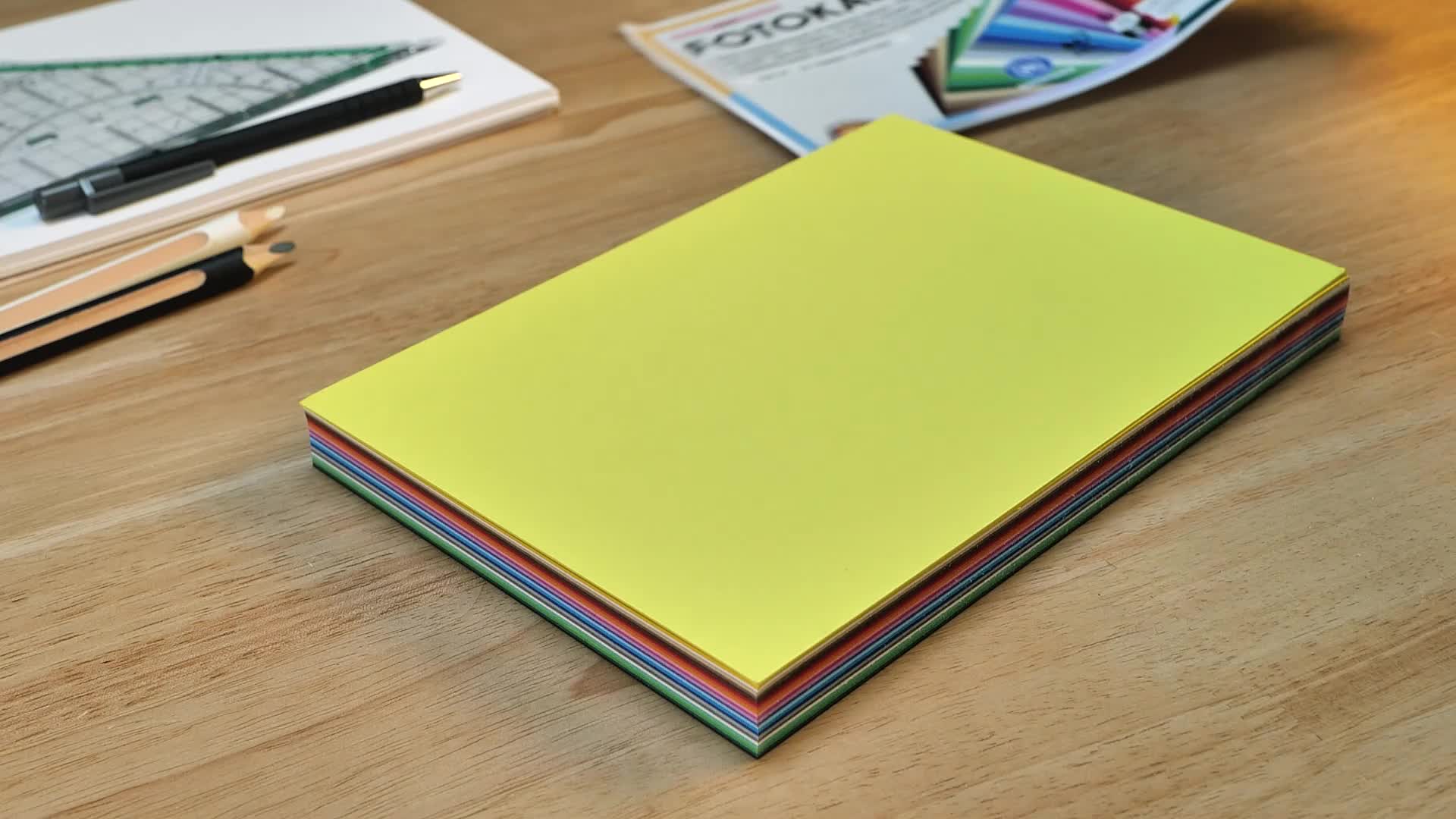 Lot de 100 cartons colorés avec enveloppe de couleurs vives assorties format 4 (11 x 8 cm