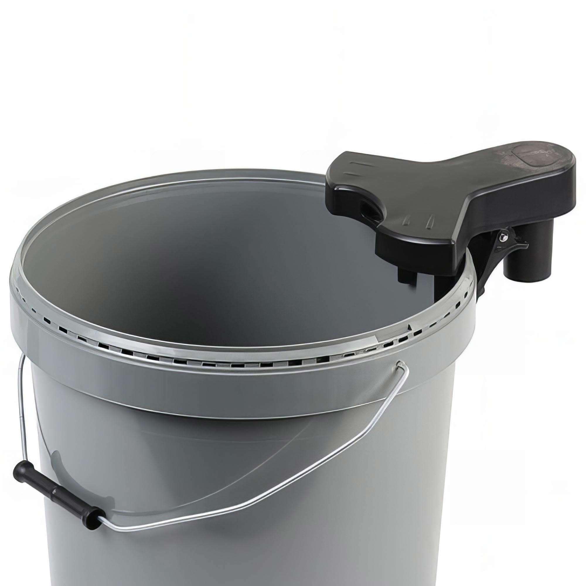 Embout d'aspiration à connecter sur aspirateur pour seau de malaxeur