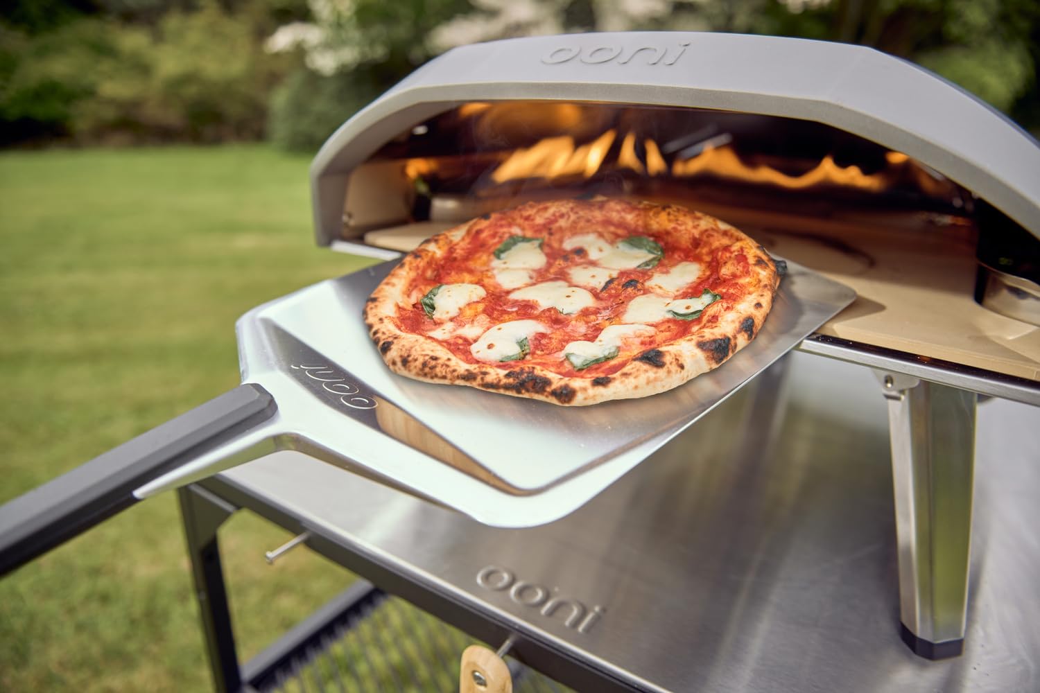 Ooni Koda 16 Pizzaofen Bundle – Gasbetriebener Outdoor-Ofen mit 35 cm Pizzaschaufel aus Aluminium – Großer 40 cm Pizzastein – 50 mbar Gasdruck – Profi Gas-Pizzaofen für Draußen