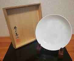 人間国宝　井上萬二作　白磁　染牡丹彫文　皿　共箱　略歴付　皿立付　食器 Amazon.co.jp: 人間国宝 井上萬二作 白磁 染牡丹彫文 皿 共箱