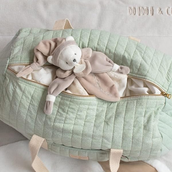 Gros plan sur la texture douce de l'ourson collector avec son bonnet de nuit, mettant en avant sa qualité de fabrication.