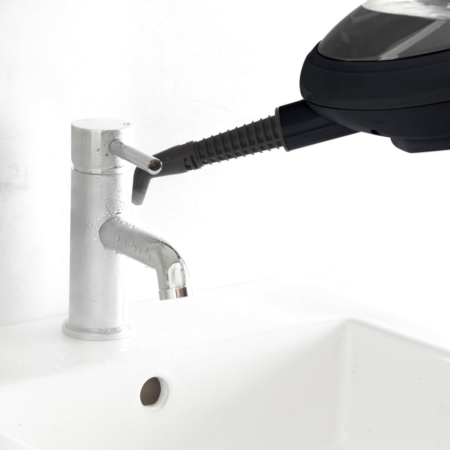 Using the jet nozzle on a faucet