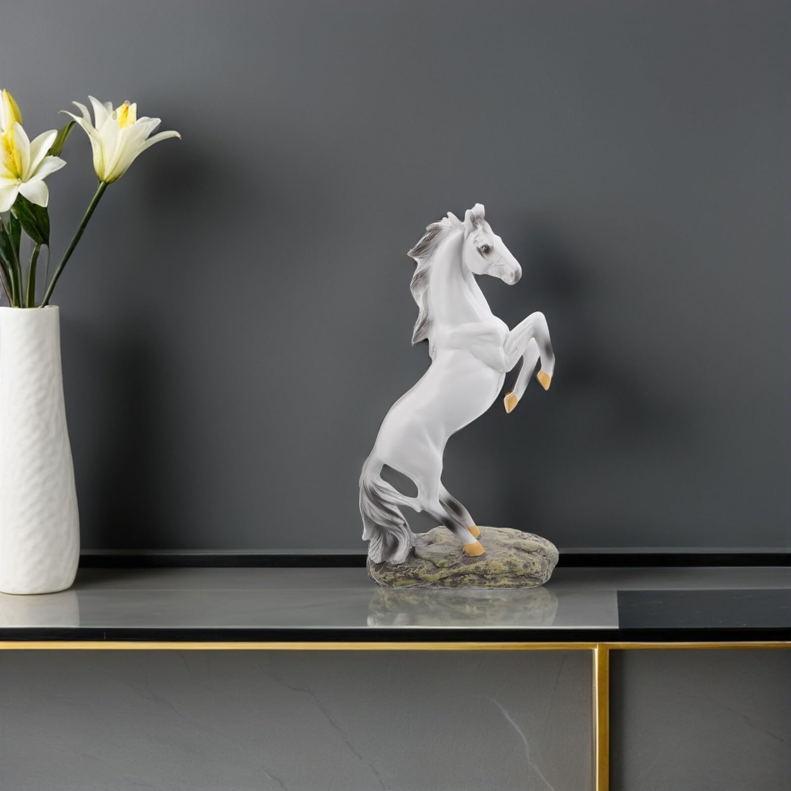 Feng Shui Figurka Konia z Żywicy Vintage Rzeźba Stojącego Konia Stabilny Materiał Symbol Sukcesu i Ambicji Dekoracja Do Salonu i Biura Chiński Noworoczny Ozdobny Element