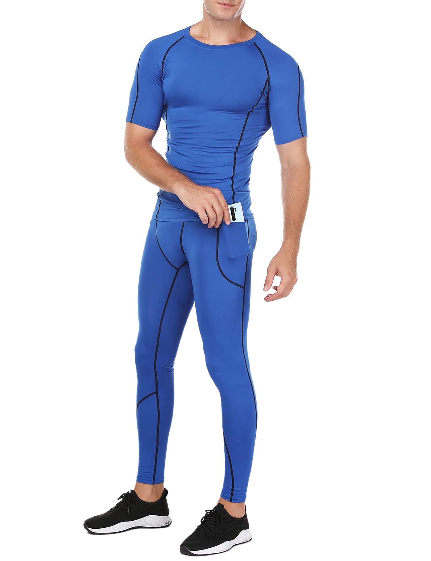 Hombre en conjunto deportivo azul ajustado, mostrando pantalones malla con bolsillo convenientemente ubicado, ideal para guardar teléfonos durante ejercicios