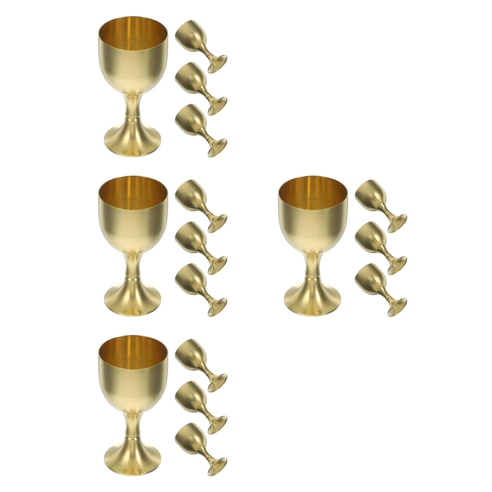 Calices métalliques décoratifs rétro pour une table de fête élégante