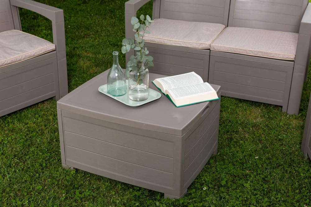 SIEDITI FUORI E DENTRO Set salottino da giardino, esterno 4 posti in resina polipropilene effetto legno con cusicni e tavolino contenitore Licata (Tortora)