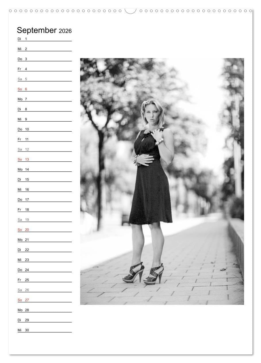Mode in schwarz und weiß (Wandkalender 2026 DIN A2 hoch), CALVENDO Monatskalender: Bekleidung in Szene gesetzt - schwarz und weiß