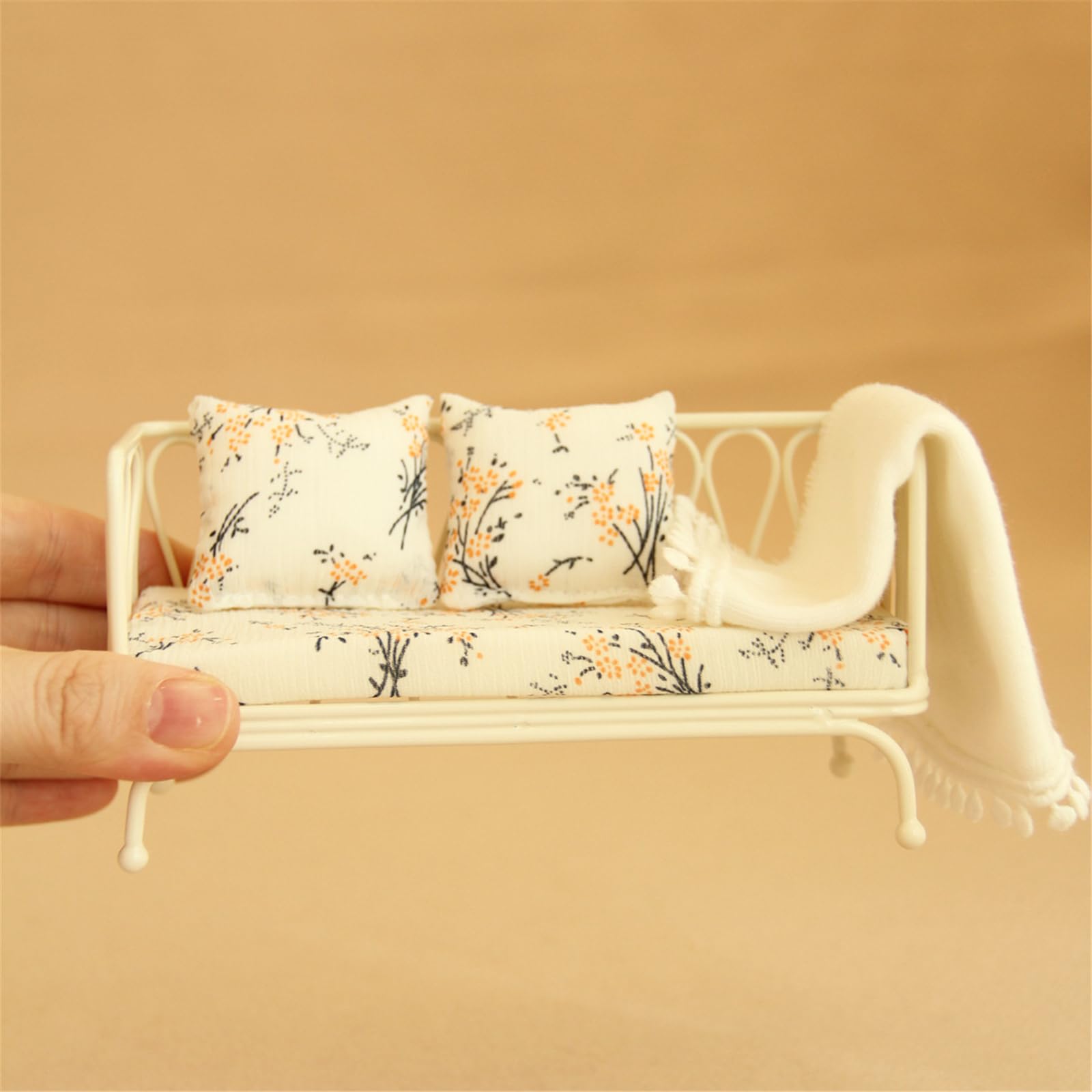 Set divani in miniatura 1/12 con tappeto con, White Set | Cuscino in tessuto con base in metallo per lo sviluppo ' immaginazione dei bambini con display del cuscino
