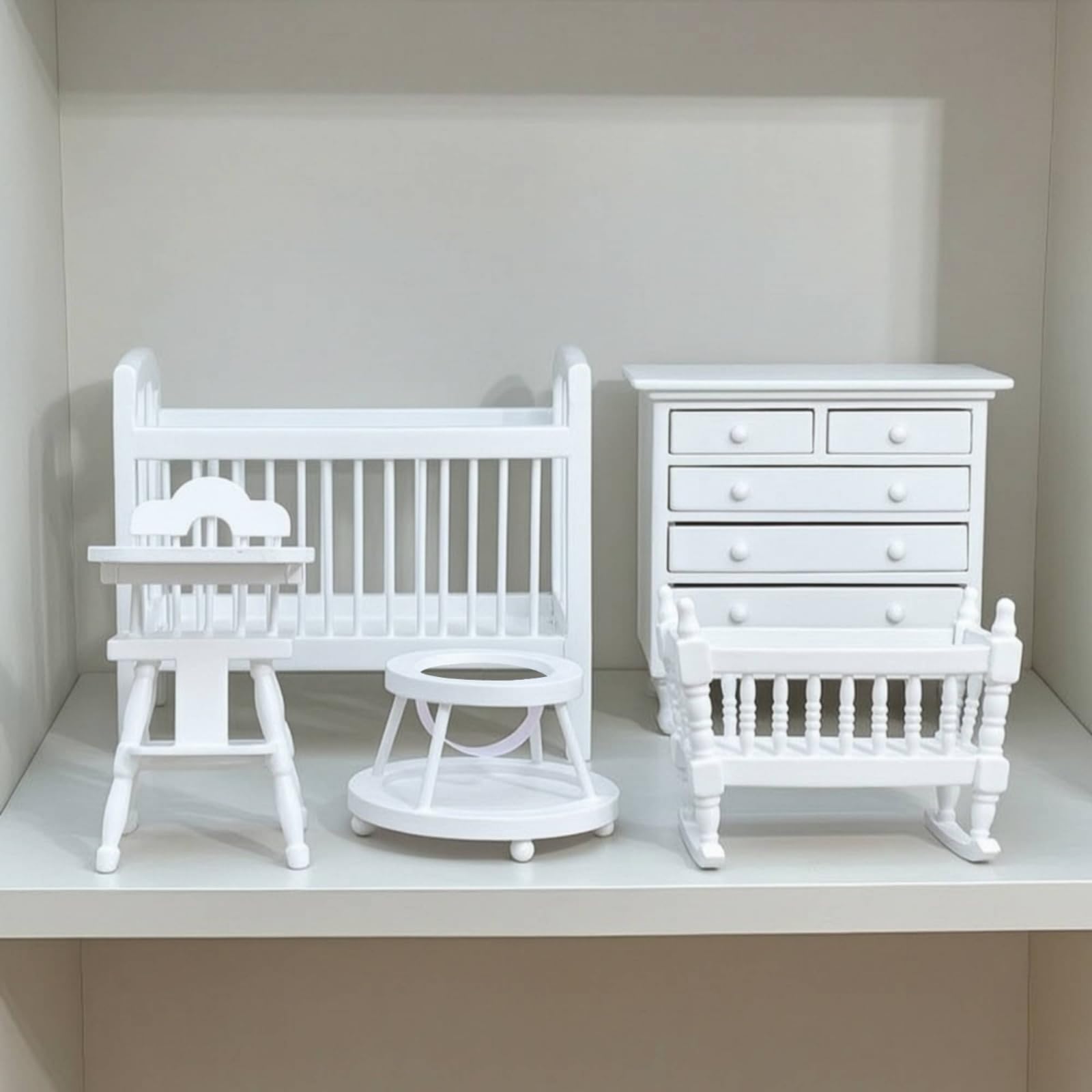 Harilla 5 Piezas de Muebles en Miniatura para Casa de Muñecas con Conjunto de Guardería de Madera Pintada de con Silla para Escena de Habitación
