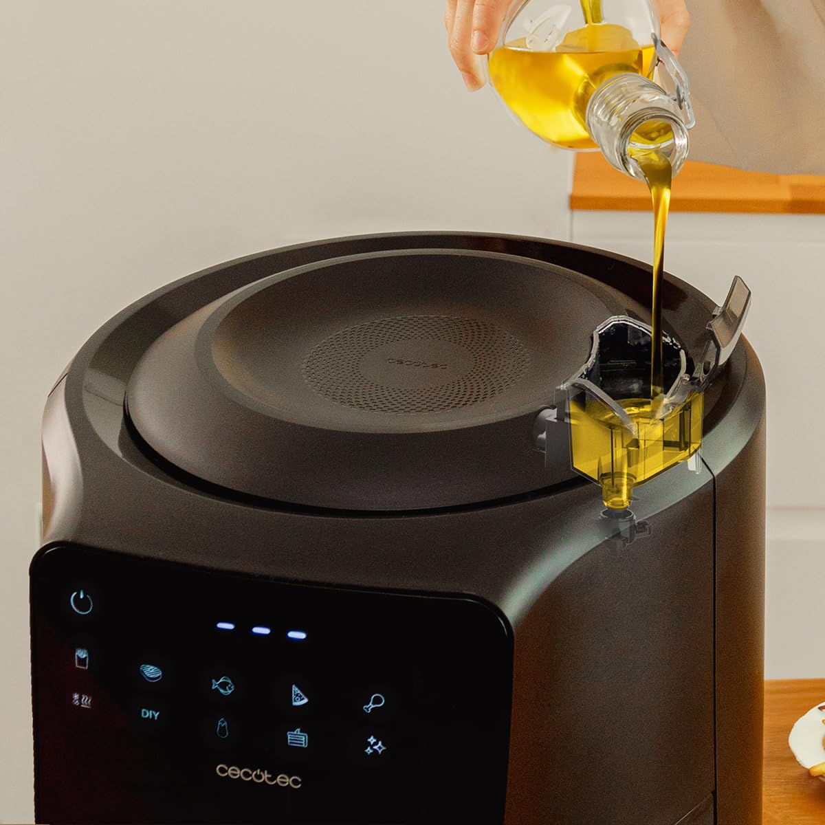 Cecotec Friggitrice ad aria senza olio da 5,5 litri con spray Air Fryer Cecofry Rain M. 1550 W, spray automatico e manuale, pannello di controllo tattile, termostato regolabile, autopulizia, 8 menu