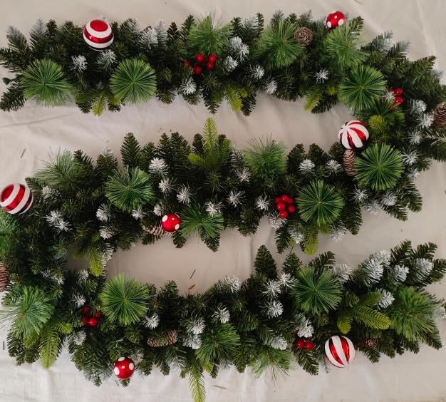 Jin&Bao Guirlande de Noël de 2,7 m, baies rouges enneigées, LED | Épicéa enneigé avec pommes de pin et boules. Pré-cordé, fonctionne avec piles. Pour cheminée, escaliers, cheminée