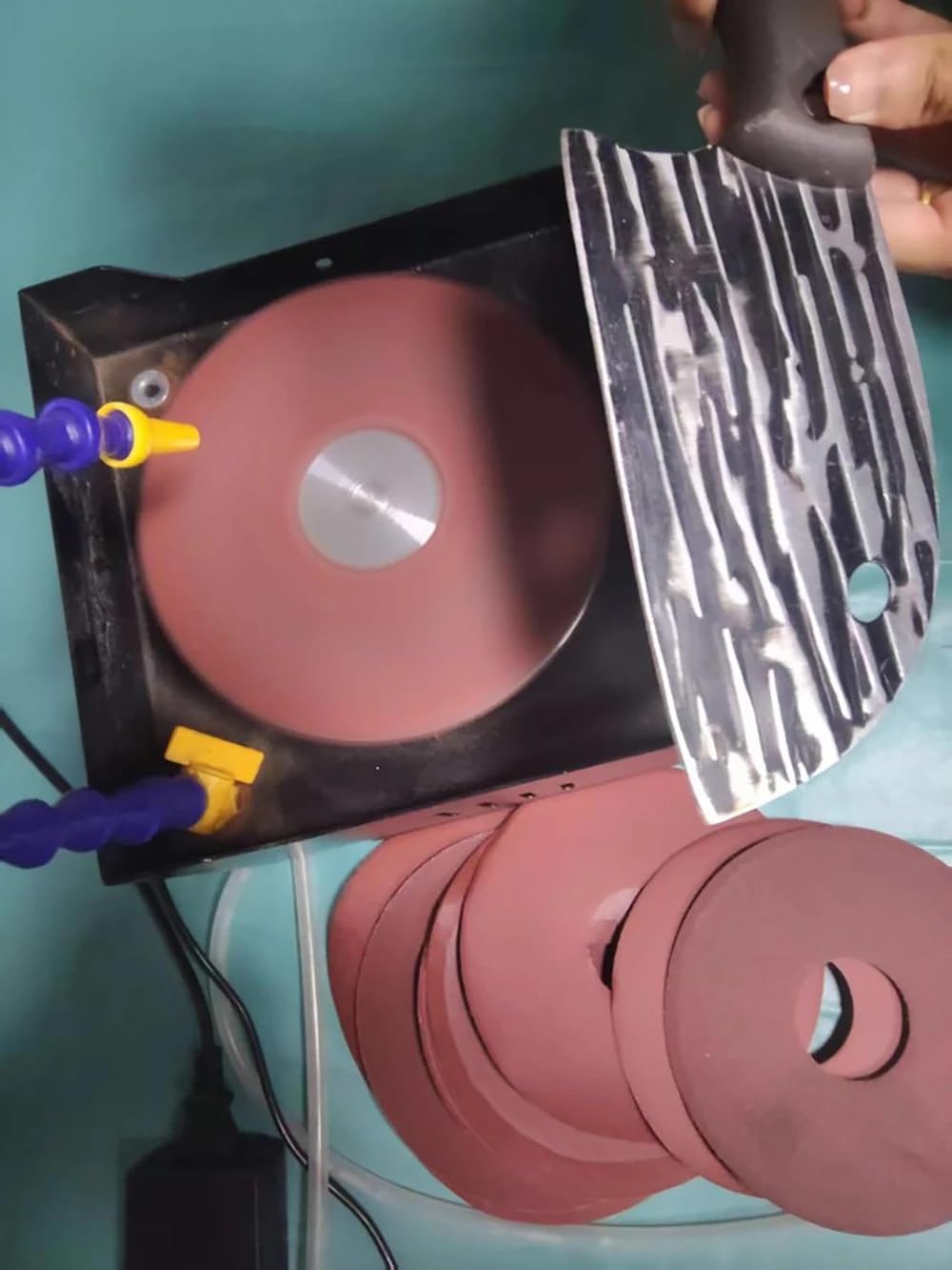 Afilador de Cuchillos Eléctrico Refrigerado Por Agua, Disco de Afilar Húmedo/Seco de 150 mm, Sistema de Circulación de Agua de Un Toque Y Velocidad Ajustable.