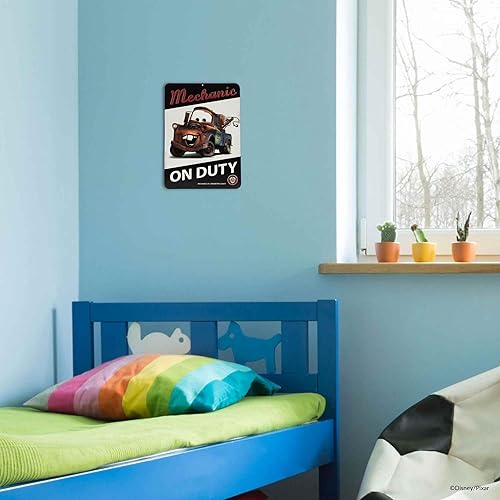 Miniatura 6 de Disney Pixar Cars Tow Mater Mechanic On Duty - Letrero de metal en relieve, vintage para dormitorio o garaje