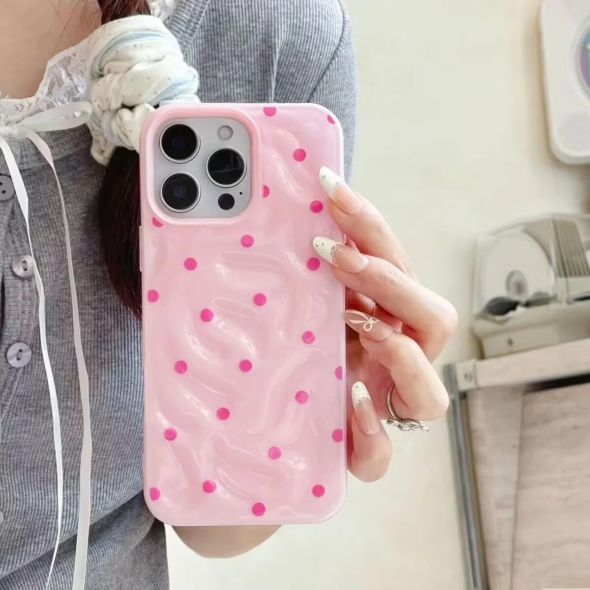 Coque iPhone 14 Plus antichoc silicone souple rose à texture plissée