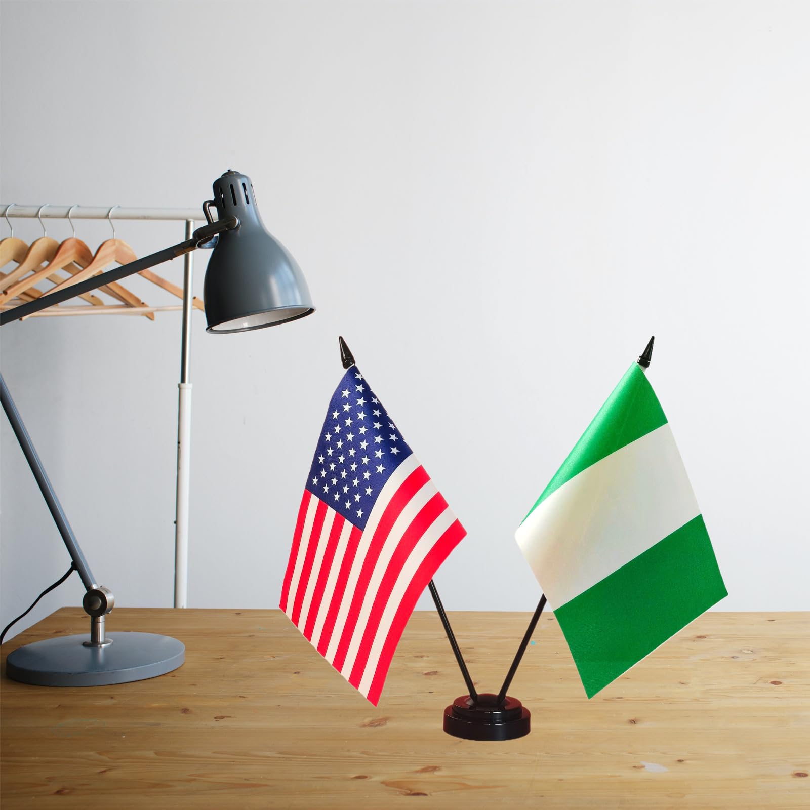 ZXvZYT Nigeria Tischflaggen Set – 12 Stück Mit Ständer, 20,3 X 12,7 Cm | Für Schreibtisch & Dekoration
