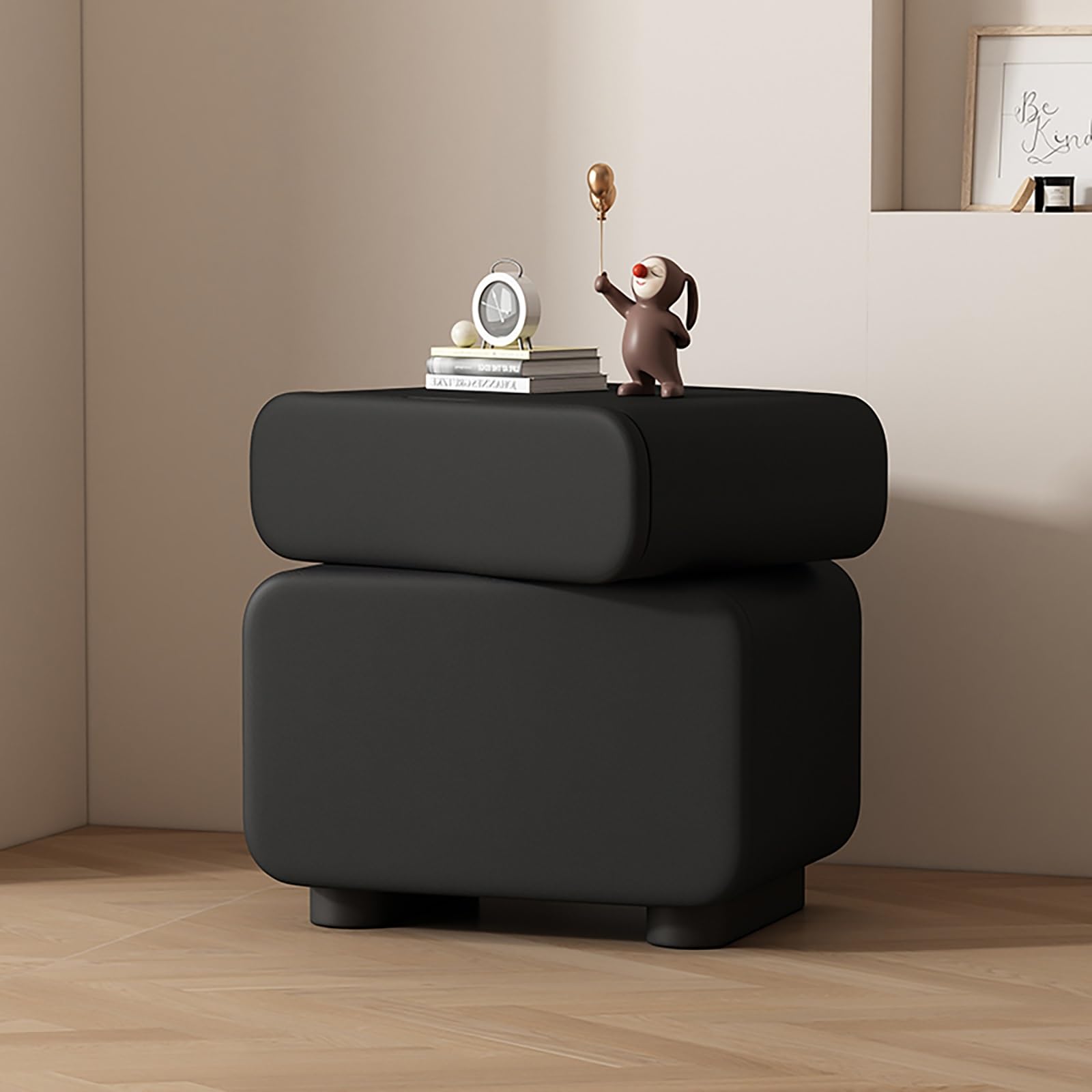 Table de nuit en bois massif et cuir microfibre pour une chambre élégante