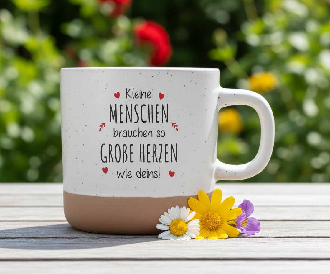 Keramiktasse mit Spruch „Kleine Menschen brauchen so große Herzen wie deins“ – 360 ml – Geschenk für Erzieherin, Lehrerin oder Mama – spülmaschinenfest & mikrowellengeeignet (Kleine Menschen)