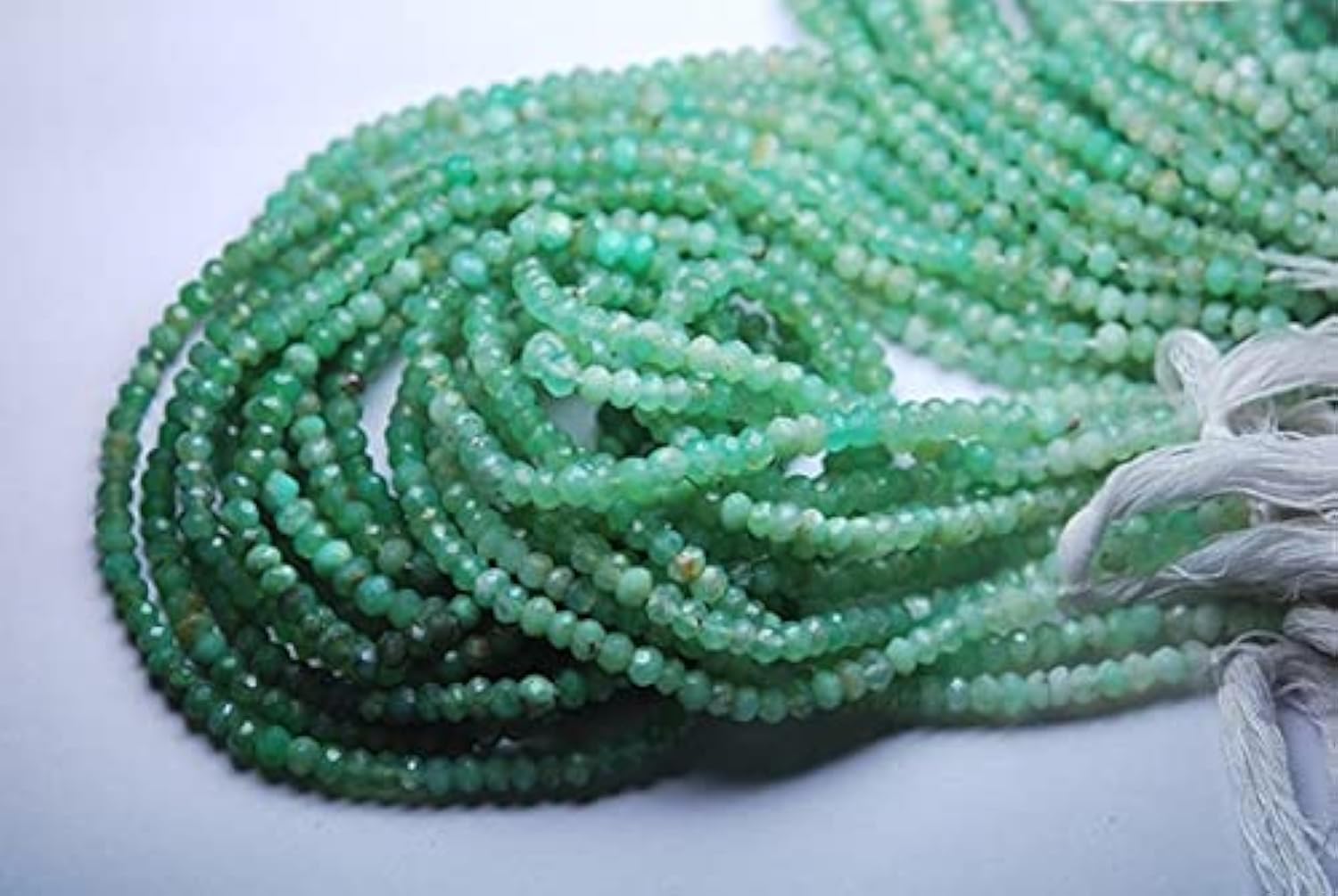 Chrysoprase naturelle facettée pour fabriquer un bijou d'anniversaire unique