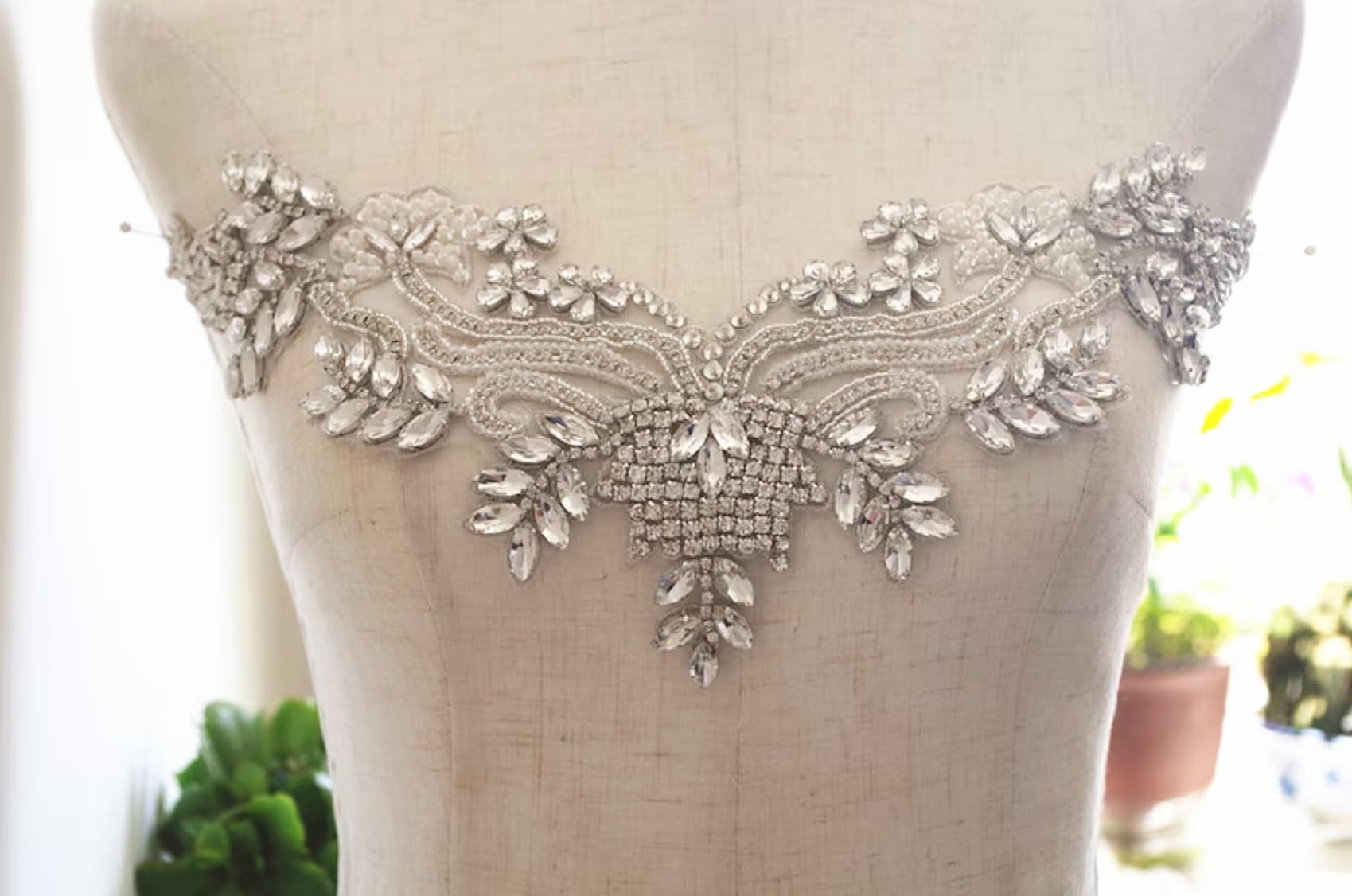 Dream Billions Neckline Applique Patch Rhinestone Handmade lace Sewing Applique Patches Embroidery Materials Neck Patch ONLY ONE 1PIECE)