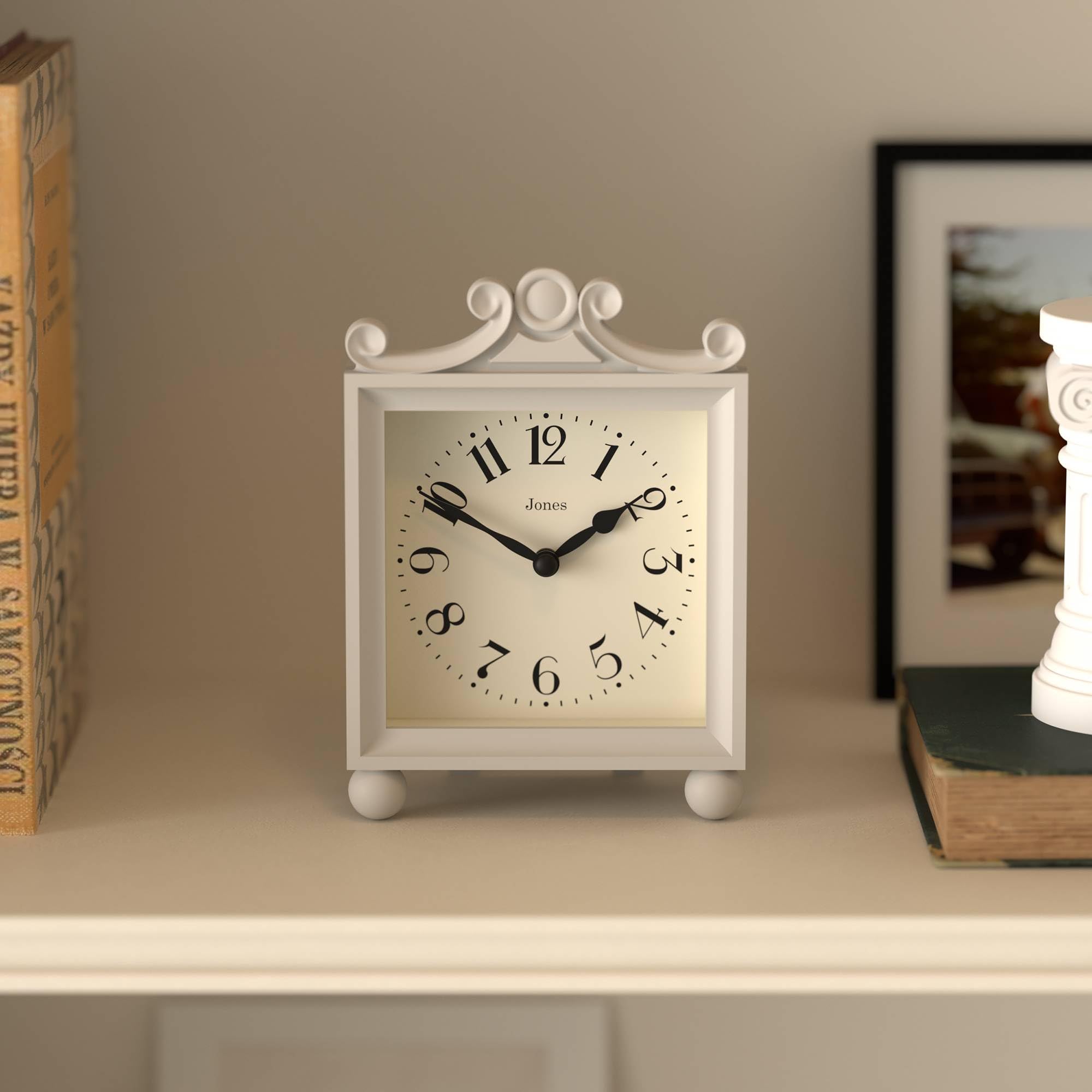 JONES CLOCKS® Parlour Kaminsimsuhr | Kleine Klassische kutschenuhr | Blassgrau | Elegantes, quadratisches dekorationsgehäuse, perfekt für kaminsims, Regal, Tisch oder nachtschnecke